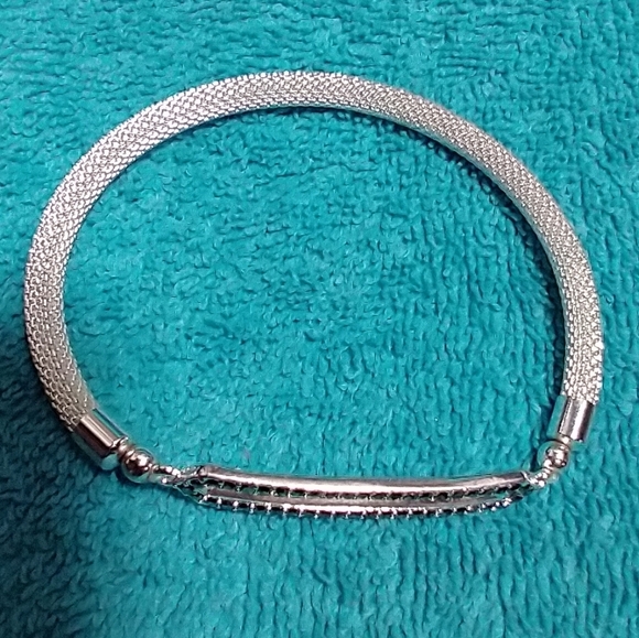 Elegant Silvertone Mesh Stretch and Black Crystal Bracelet - Picture 4 of 4